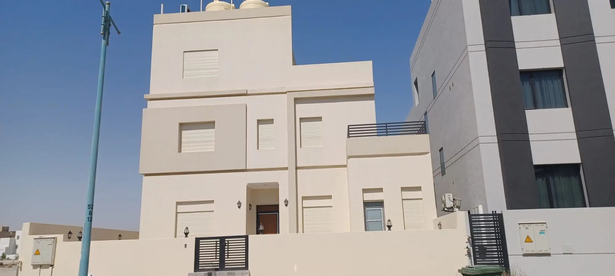 للبيع شالية جديد دورين وربع صف ثالث من البحر 