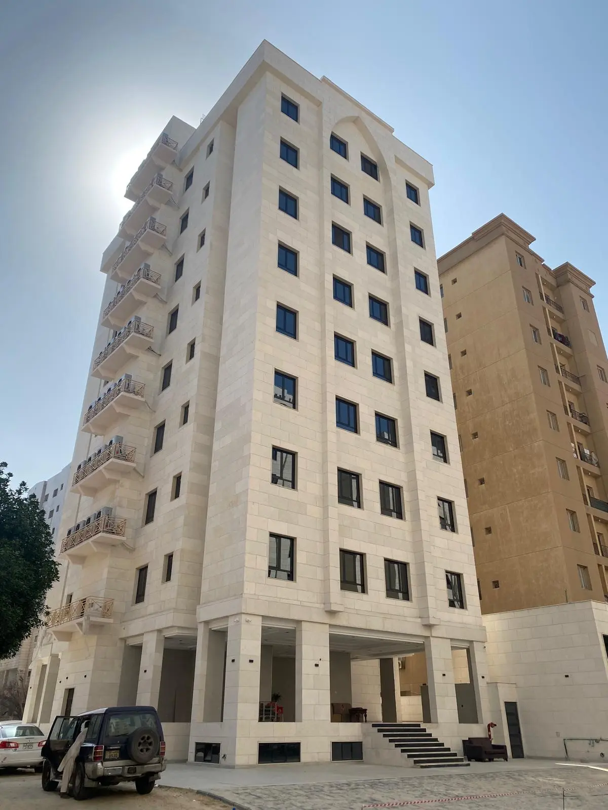 للبيع عمارة جديدة  تحت التاجير  بنيان 2026 بالسالمية ميدان حولي  الموقع بطن وظهر وسكة جانبية    ( ثلاث جهات )  المساحة ٧٨٠ متر تتكون من:    *8 ادوار + سرداب + محل*  كل دور 4 شقق  عدد الشقق 32 شقة السرداب مواقف سيارات     *بيع 2 مليون و550 الف*    