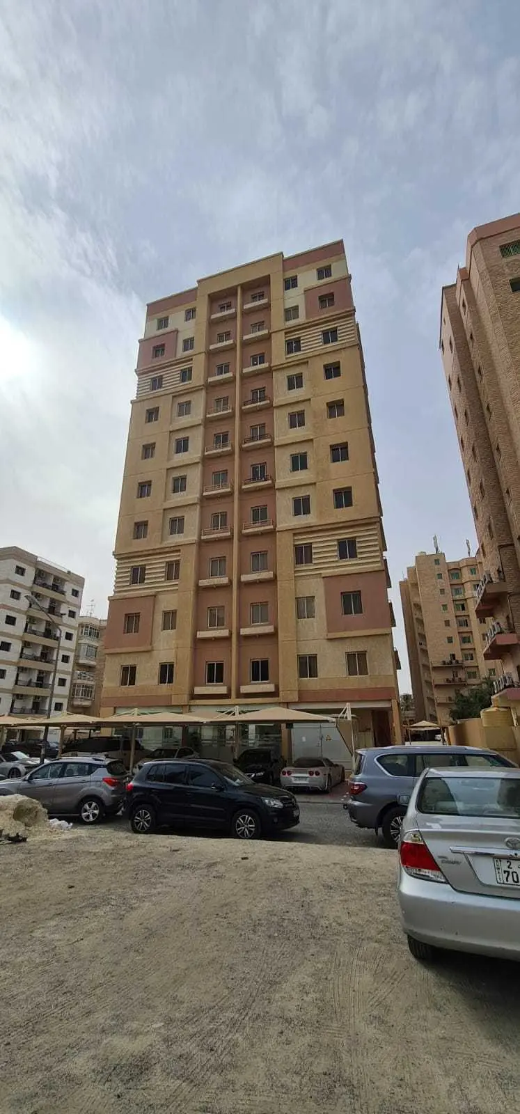للبيع في ميدان حولي بناية موقع