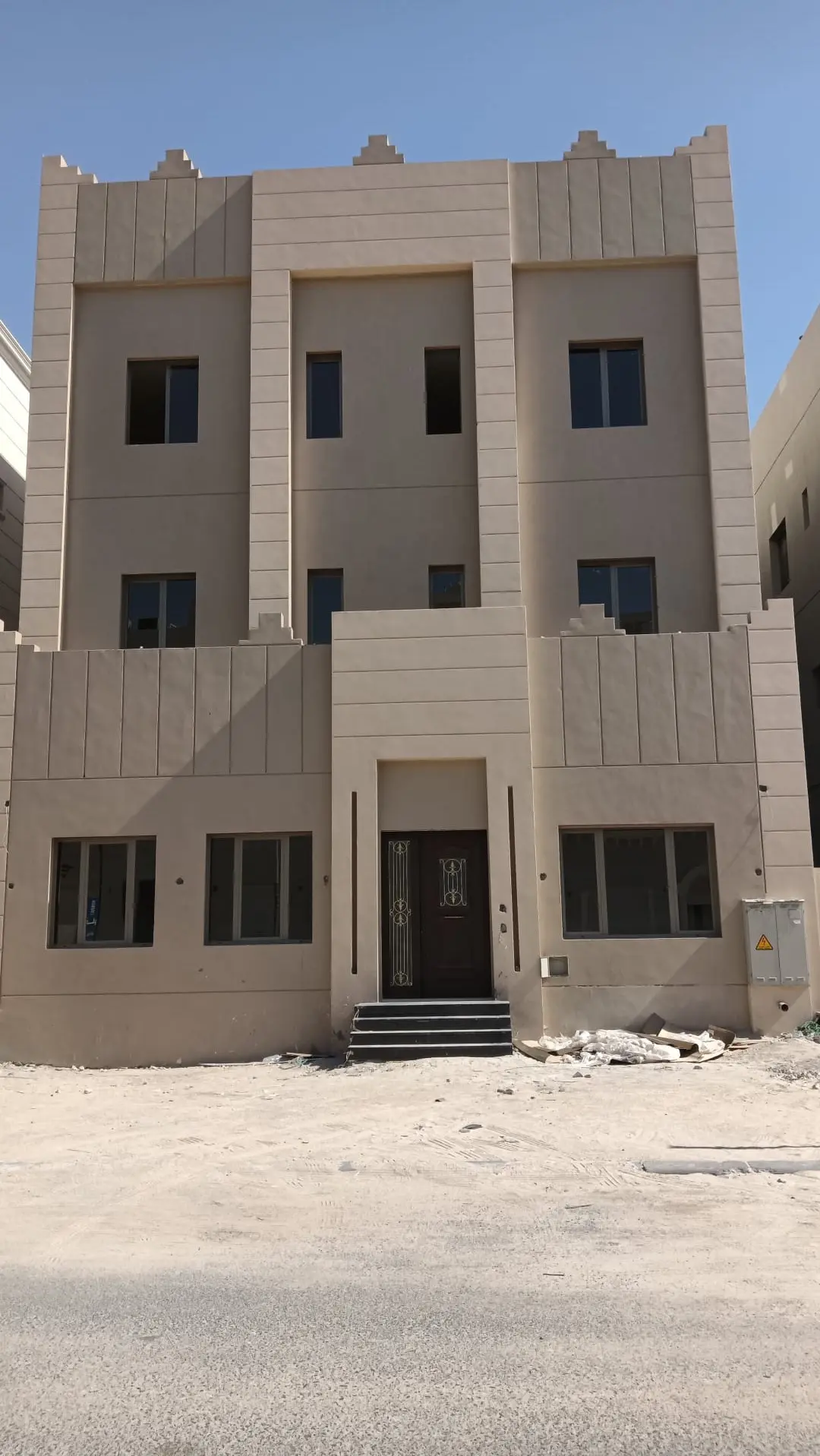 للبيع بالمطلاع ارضي و ٤ شقق علي المفتاح