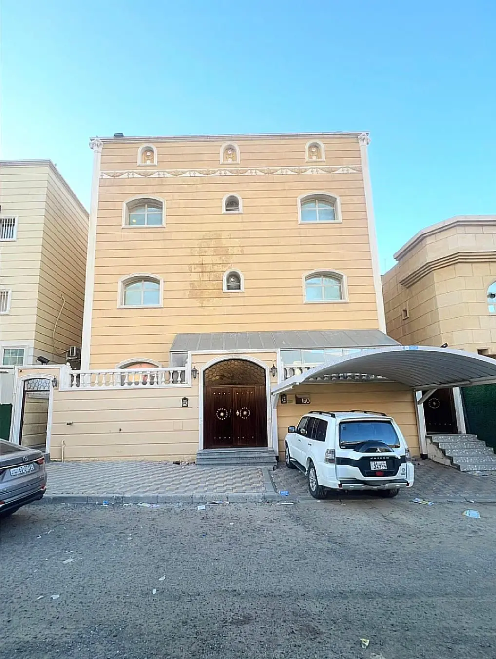 للبيع بالنعيم سرداب و ٣ ادوار في ٣ شقق بالبيت 
