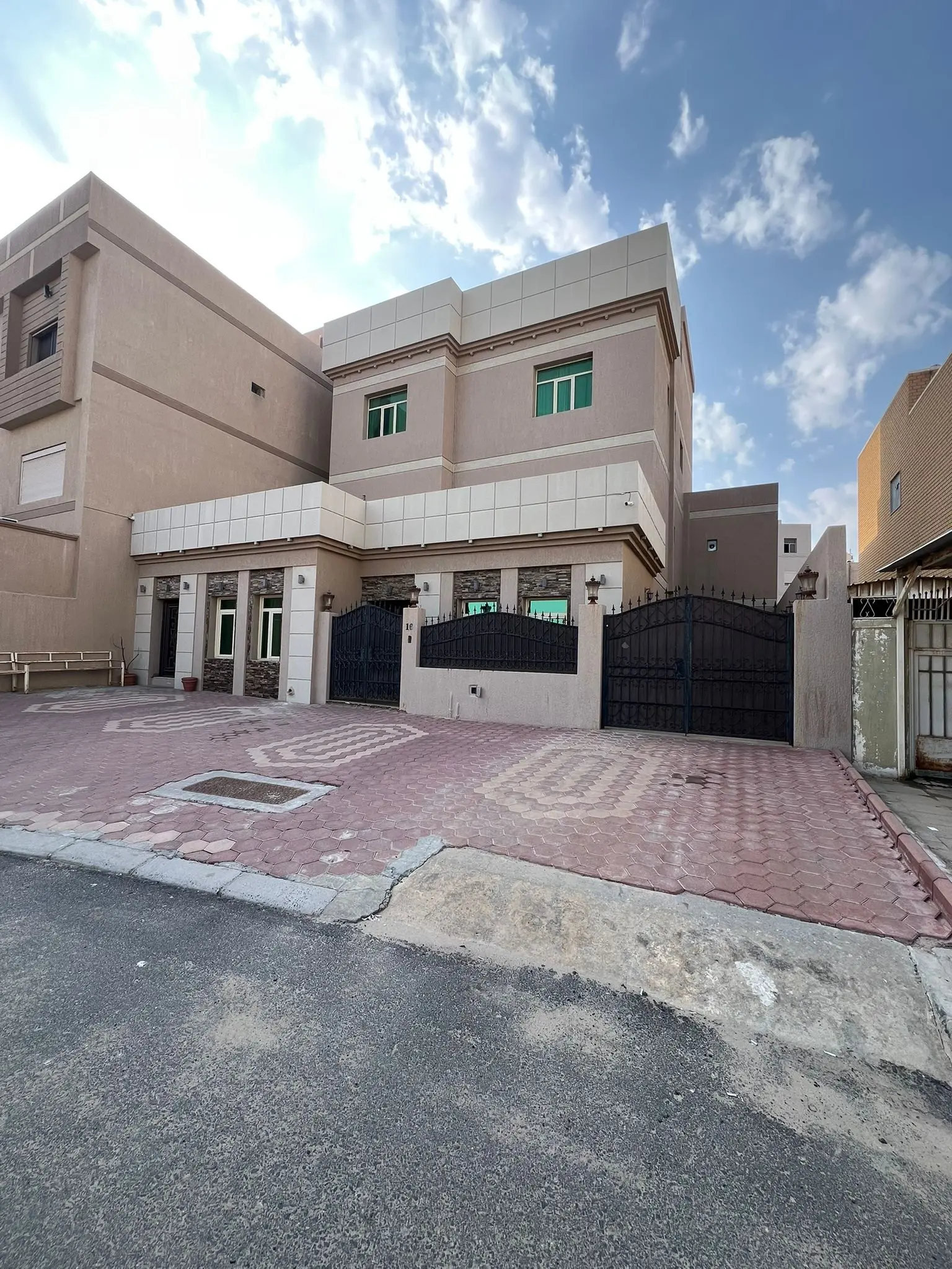 للبيع بيت في القرين موقع