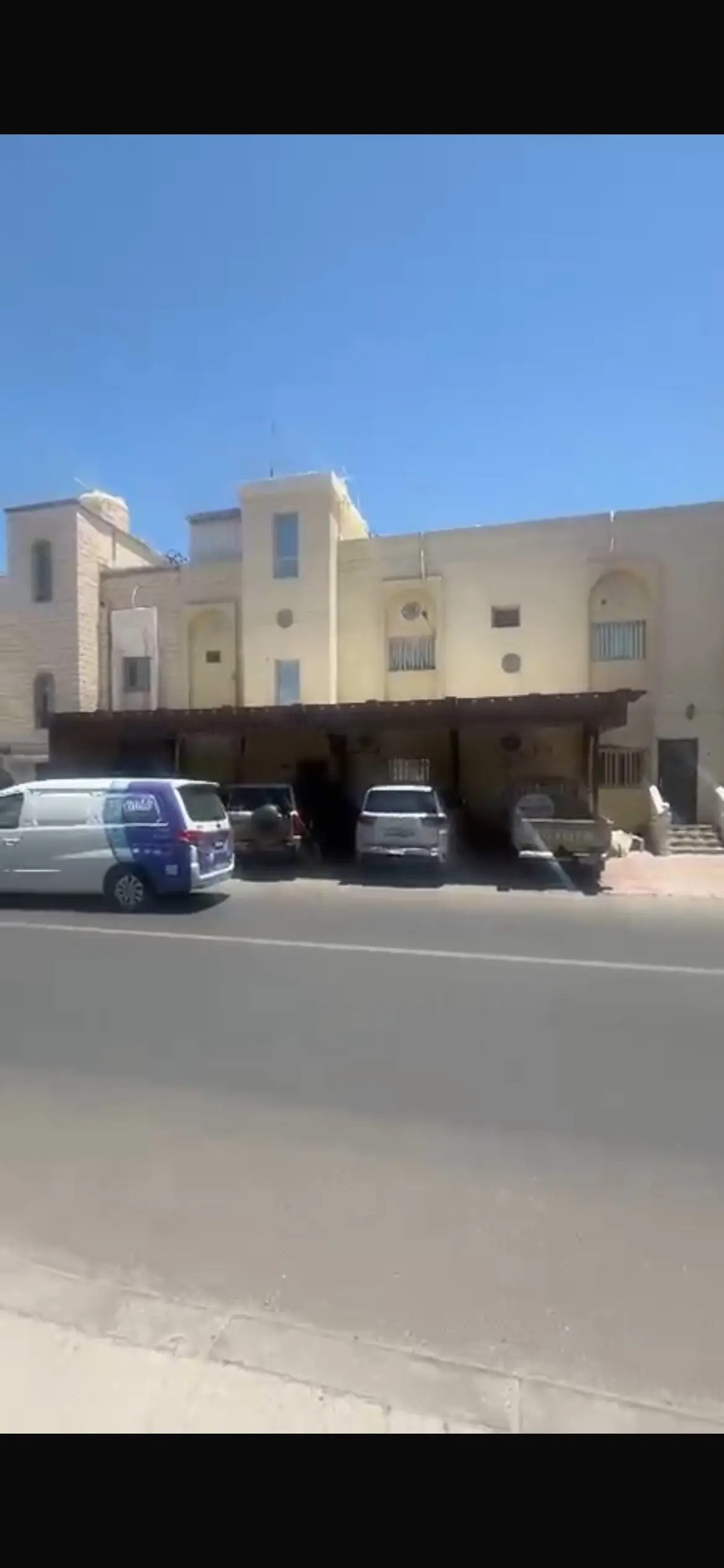 للبيع بيت الرابيه ق١ مقابل مدارس وخدمات علي طريق عام 