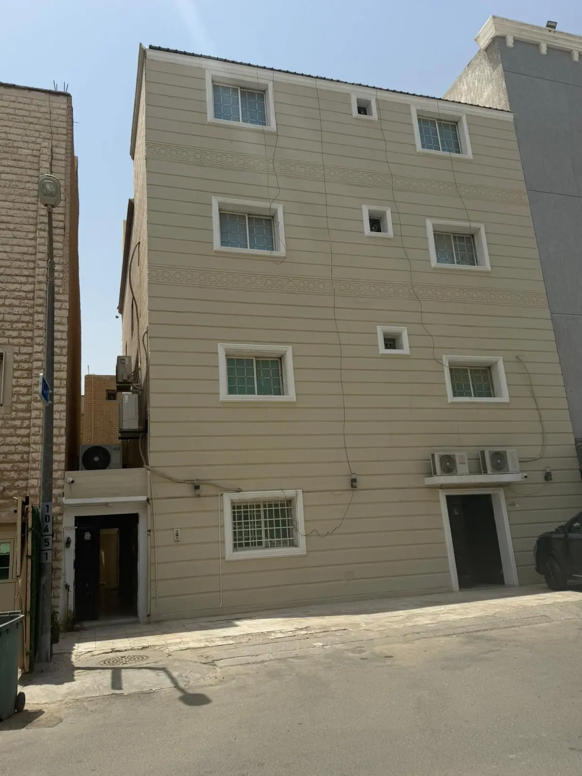 للبيع قسيمه ثلاث ادوار وربع في منطقة العيون 