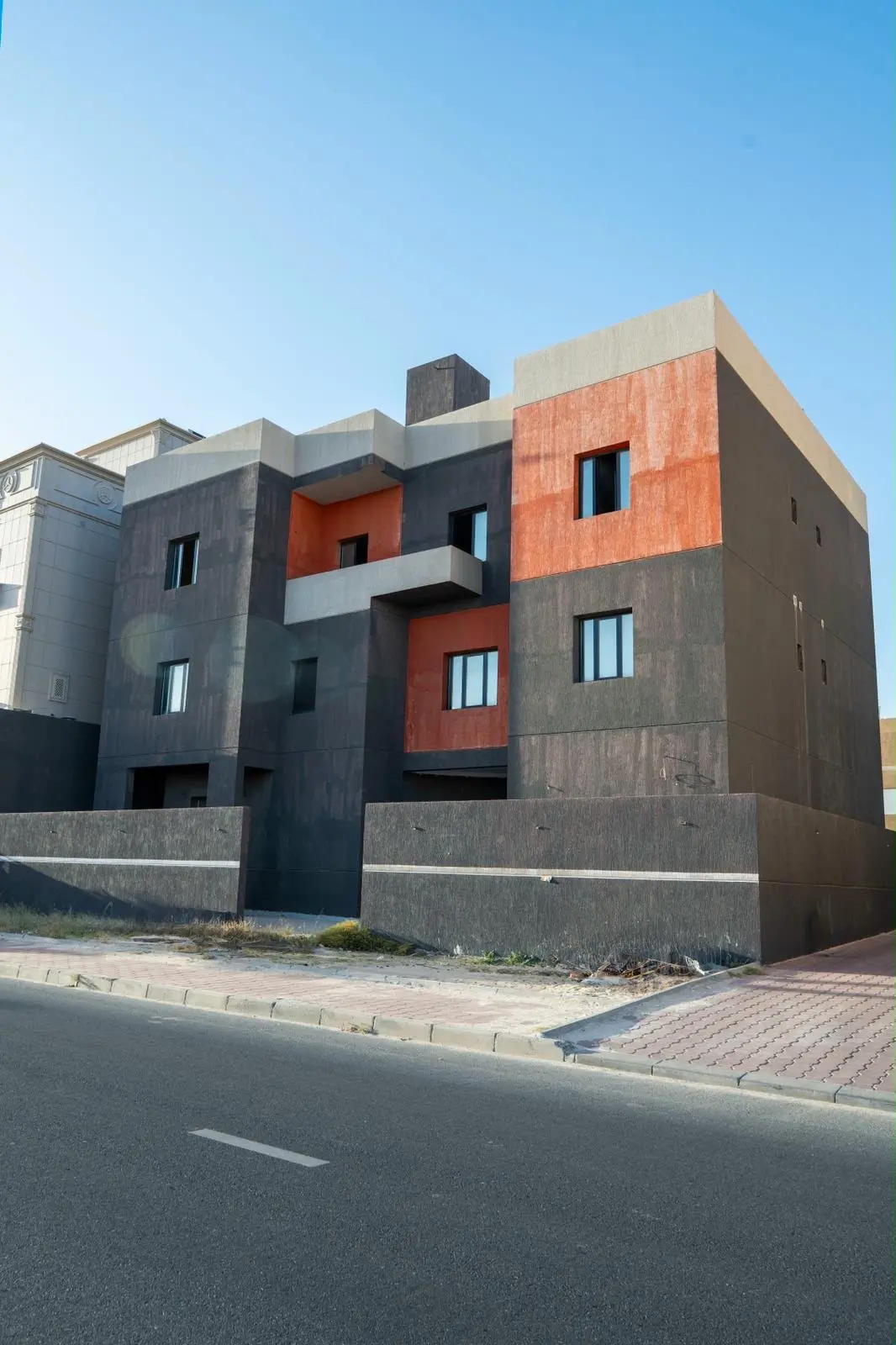 بيت للبيع في صباح الاحمد السكنيه بطن وظهر 