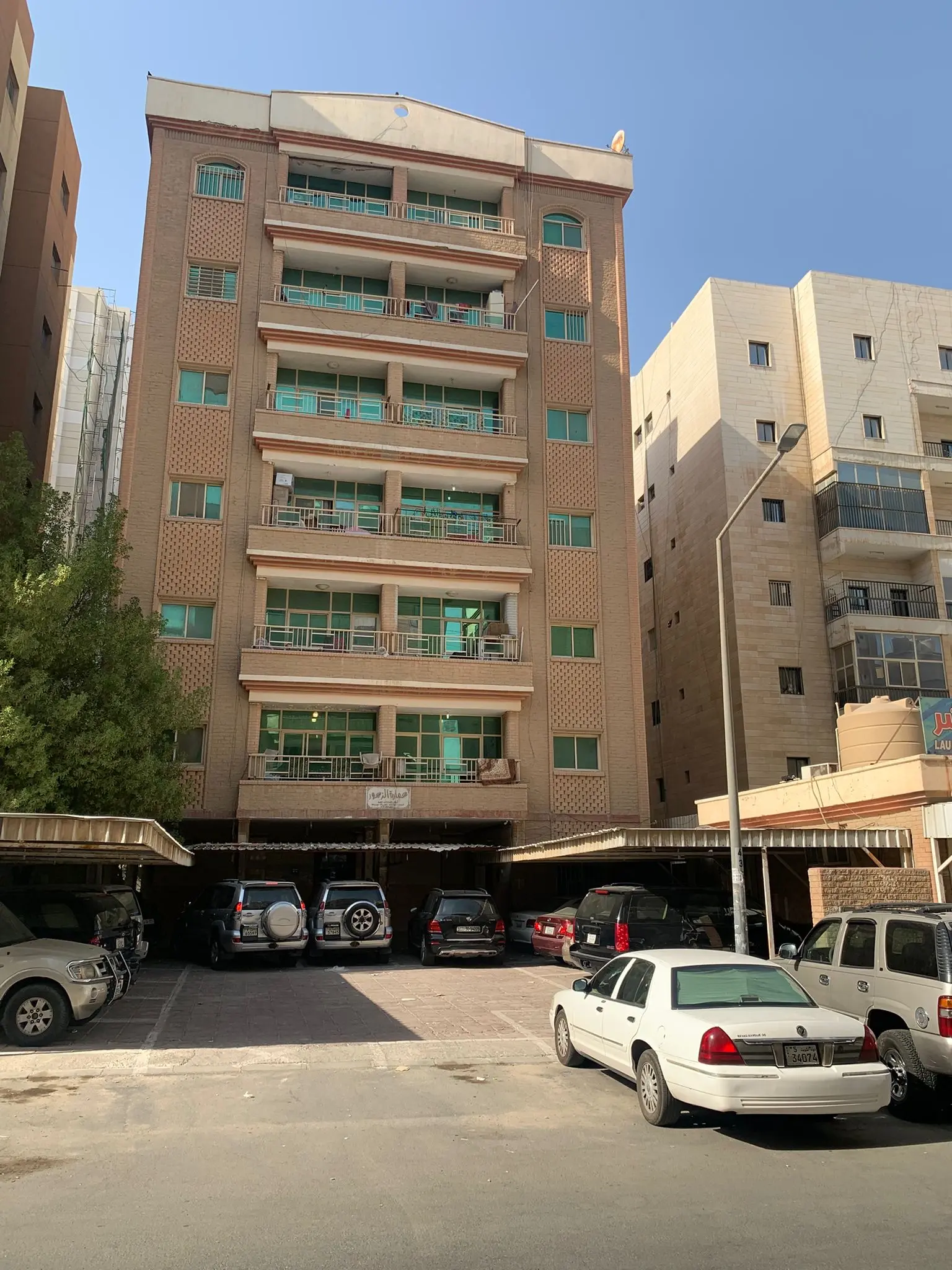 للبيع عماره بالمنقف 900 م شارع عائلات