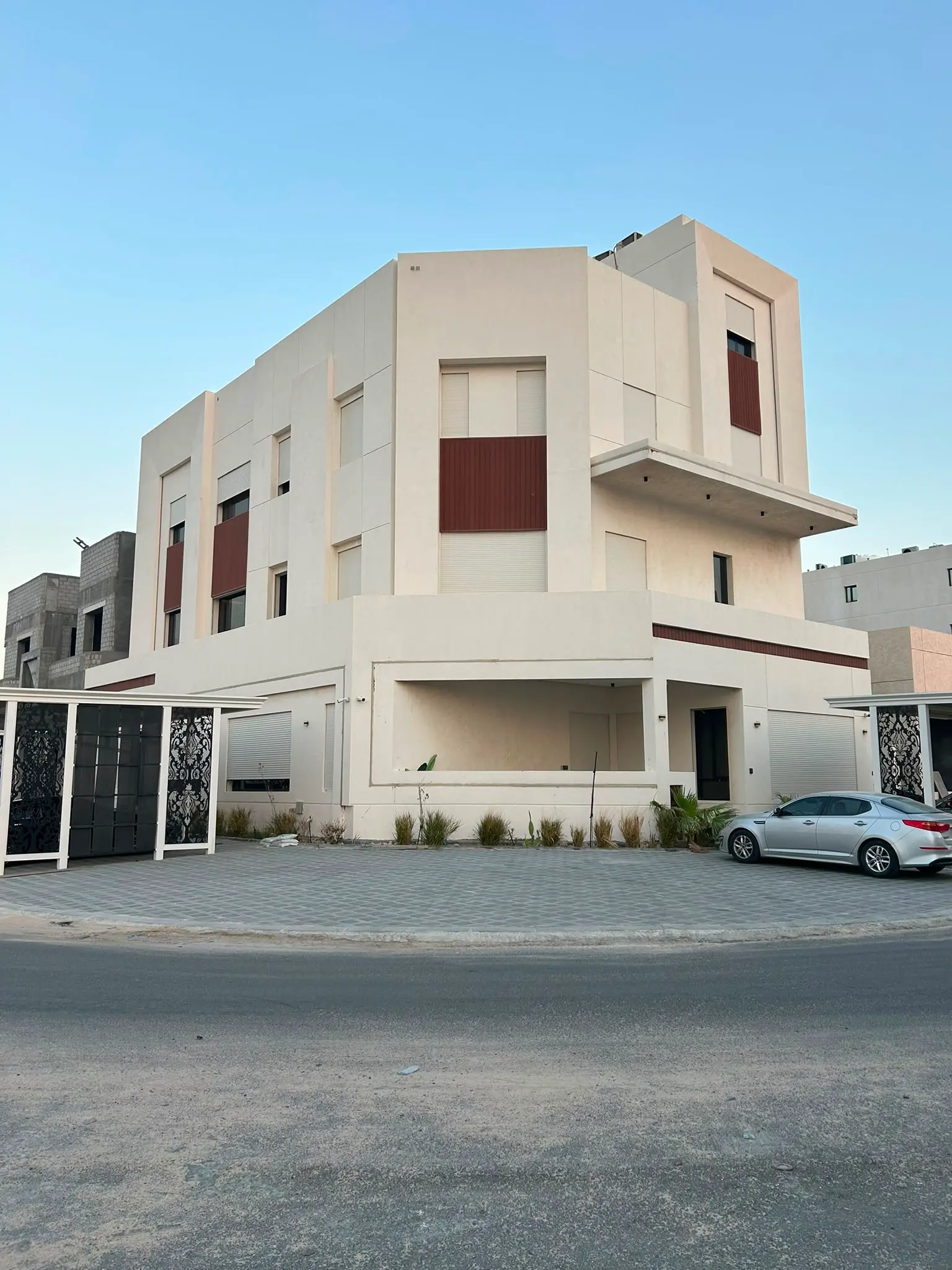 للبيع بالمطلاع زواية قبو و ٣ ادوار و ربع خطوات للخدمات 