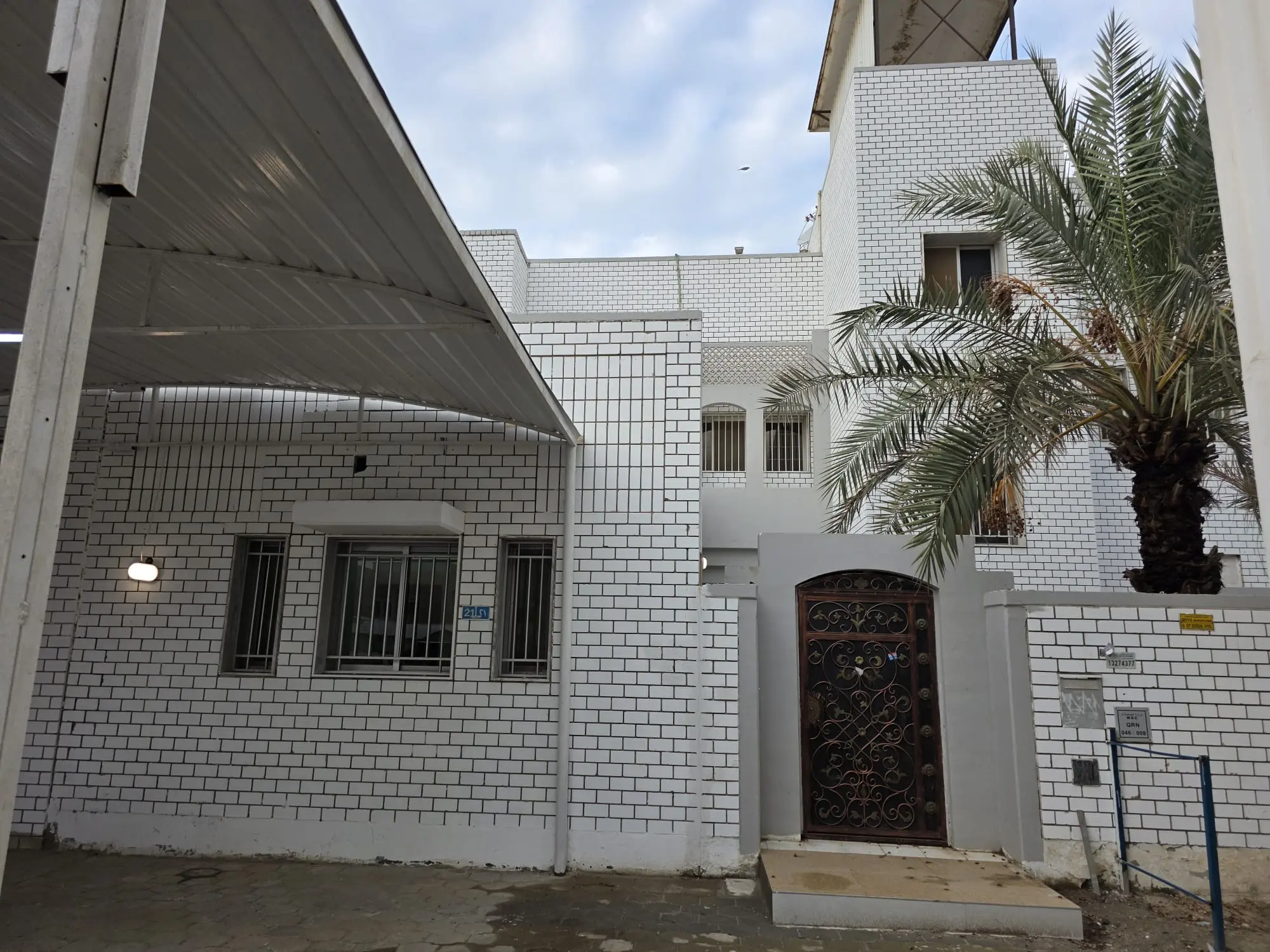 للبيع بيت في القرين قطعة 5 شارع وساحة جانبية ( حديقة) دورين مجدد وغير مسكون