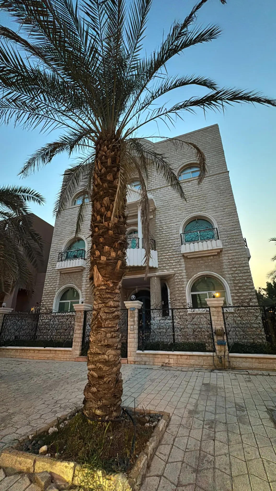 للبيع فيلا بالعدان ق7